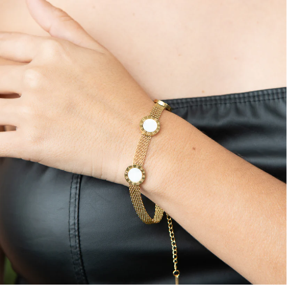 Pulsera Chinesca para Mujer en Oro Laminado Italiano 18k (Disponible en Blanco y Negro)